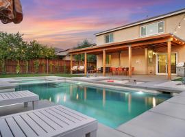 Colorful house with Amazing Backyard, hotel v destinácii Coachella