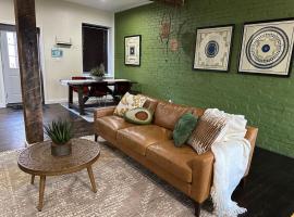 Historic Carriage House Near Attractions, acomoda&ccedil;&atilde;o com cozinha em Saint Louis