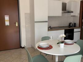 Appartamento vicino a Como e Milano, hotel u gradu 'Mozzate'