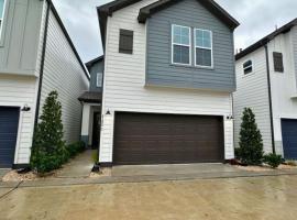 Houston Gated 3BR Near Major Events, Hotel in Houston