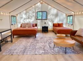 Robin's Nest-Lux Camping Tent in the Gorge, hotel v destinaci Rogers