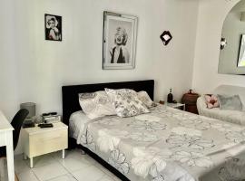 La Maison du bonheur au cœur de Gonfaron: Gonfaron şehrinde bir otel