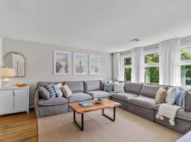 Pet & Family Friendly 4 Bedroom Home Close to Beaches!, hotel in Middletown