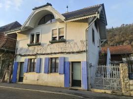 Charming house in La Neuveville with private garden, hotell sihtkohas La Neuveville