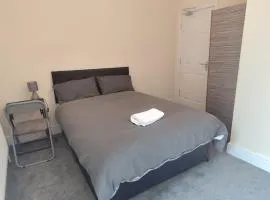 En-Suite Double-Bedroom in the Heart of Salford Manchester CR4 Perfect for Short Stays