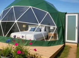 Geodesic Dome with garden view, outdoor hot bath & AC