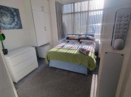 Generous double bedroom with ensuite - home from home!, hotel in Birmingham