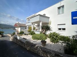 Adriatic Breeze Family Stay, hotel di Trogir