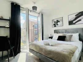 Entire Luxury 2 Bedroom Apartment - Quiet & Central with Free Parking