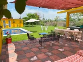 "Casa San Miguel" Alberca privada, jardín, wifi, proyector,asador a 15 min de Cuautla en Morelos