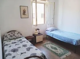 Thrifty, quiet, authentic apartment with 2 comfortable single beds