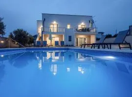 4 Bedroom Gorgeous Home In Vrsi