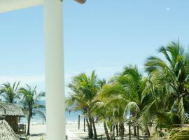 Departamentos y cabañas a pie de playa -Baraka Beach Club, hôtel à Mazatlán