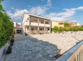 1 Bedroom Cozy Apartment In Povljana