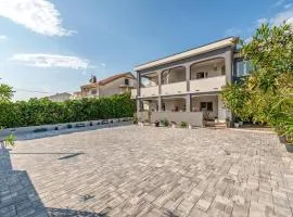 2 Bedroom Cozy Apartment In Povljana