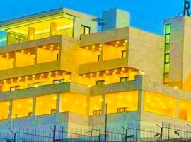 فندق ومنتجع رويال مون السياحي Royal Moon Hotel, hotel v destinaci As Suwaylimah