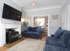 Stylish Modern Victorian Townhouse By the Sea, ξενοδοχείο σε Combe Martin