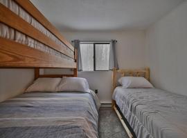 NEW ! Lake front Lookout Log Cabin! Private Lake !, hotel v destinaci White Haven