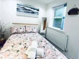 AK Serviced Apartments - Modern Three Bedroom Apartment