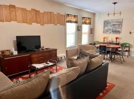 Falls Retreat - Walk to the Falls, the Casino and all Downtown Restaurants - Across from the Aquarium