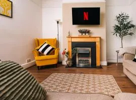 Beautiful Liverpool Home Away From Home - 3 Bedrooms - 6 Beds - Sleeps 7 - Free Parking