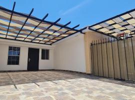 Casa c&oacute;moda y completa con 2 camas king size y 1 cama twin, căsuță din Ciudad Ju&aacute;rez