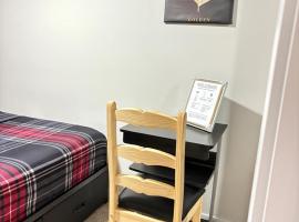 Charm Private Room in Beaumont near YEG Airport with Shared Bathroom and Shared Kitchen, hotell sihtkohas Nisku