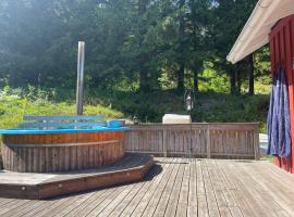 Secluded Forest stay with Annex, hotel a Spekeröd
