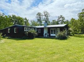 Cozy Seaside Getaway in Grankullavik, hotel i Byxelkrok