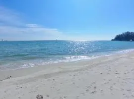 18pax GFloor 4R4B Dual-Key DOORSTEP PRIVATE BEACH, WATERSPORT, Pool, BBQ Set, Wifi, 50"TV