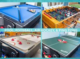 Family Game Room - Full-Body Massage Chair - Private Patio - Ultimate Group Getaway for 12, hotel v destinaci Dallas