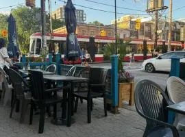Private Balcony Studio Apartment for 5 People at Queen Street Downtown