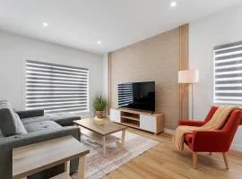 Spacious new 3BR, sleeps 10, King Bed, 8min to YWG
