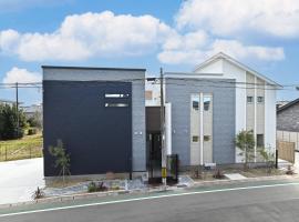 8Room-千葉県八街市, hotel a Yachimata