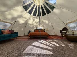 Tree Top Sanctuary Cowichan Valley, loc de glamping din Duncan