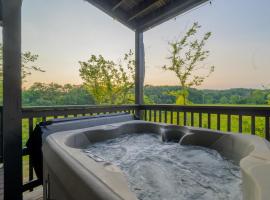 Spacious Cabin in Sevierville, Sleeps 12 - Arcade and Foosball , Hot Tub, Fire Pit - Close to Dollywood, готель у місті Сев'єрвілл