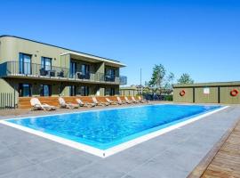 Kauko Apartment, TAKAS Į JŪRĄ, Šildomas baseinas、パランガのゴルフ場併設ホテル