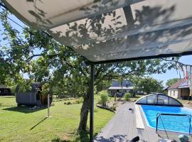 Domek Walentinki, hotel con alberca en Rogacze