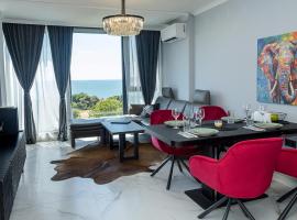 Royal View - Luxury 2BR Apartment with Sea Panorama by Flat manаger，瓦爾納的有熱水按摩池的飯店