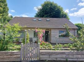 South Side at The Swallows - Elegant Double Bed Apartment - & optional extra - Single Bed Cabin - Max 3 people, cabin in Bishopston