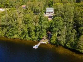 Lake and Pool Table - Au Pied du Lac
