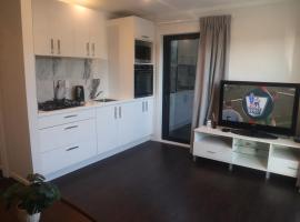 Modern 1 Bed Smart Flat in Upper Hutt with Full Kitchen, Parking - 5 minutes to Brewtown, hotel v destinaci Upper Hutt