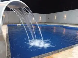 Casa com Piscina, hidromassagem e churrasqueira.