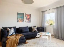 Guestly Homes - Spacious 1BR Apartment with Separate Guest Room