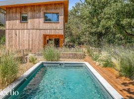 Cabane dIsmou Pool & Wood Design, хотел в Ла Рок д'Онтерон