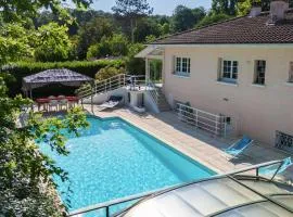 Large house with pool near beach