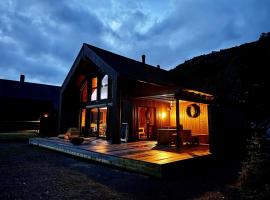 Flott nyere hytte i Sirdal med fantastisk utsikt og solforhold, hotel para golfe em Haugen