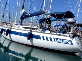 Notte in barca tra gioia e relax cullati dal mare，奇維塔韋基亞的船屋