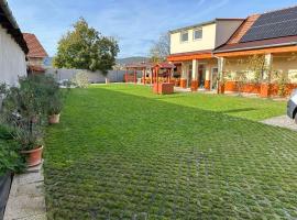 T&uuml;nd&eacute;rr&oacute;zsa Vend&eacute;gh&aacute;z P&aacute;szt&oacute;, hotel con ba&ntilde;era de hidromasaje en P&aacute;szt&oacute;