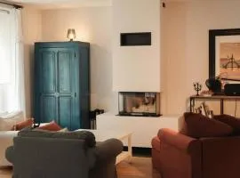 Spacious apartment 4 bedrooms near beach